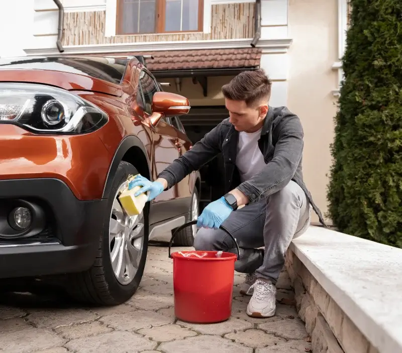 Lavage auto à domicile La Bonneville-sur-Iton : professionnel intervenant sur un véhicule